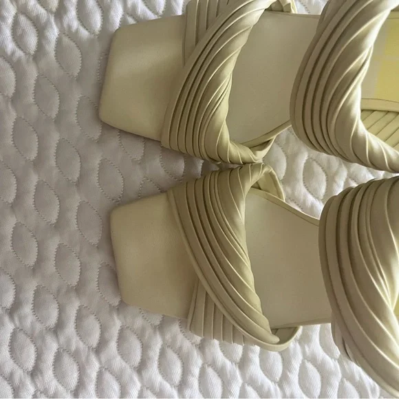 Dolce Vita Altin Stella Slip On Block Heels In Butter Yellow - Picture 6 of 9